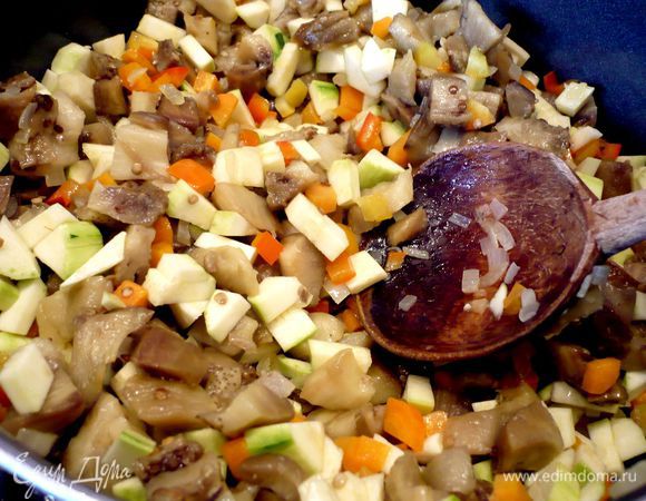 Обжарим на сковороде в оливковом масле сначала сладкий перец, морковь и лук, затем добавим баклажаны и цукини. Положим 1 ст.л. оливкового масла, 1 ст.л. томатной пасты, перемешаем, затем сок лимона и потушим минут 5 — 10  на небольшом огне. Затем добавим еще одну ложку томатной пасты, выключим огонь и натрем в наше рагу чеснок, положим порубленную зелень. Перемешаем.