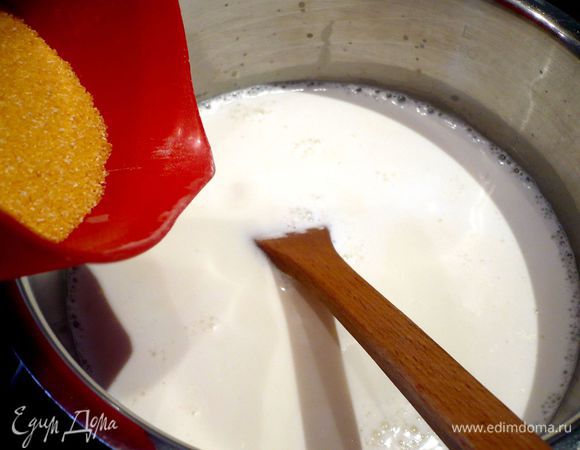 Для поленты доведем до кипения молоко с водой, положим соль и, постоянно помешивая деревянной лопаточкой, начнем засыпать поленту. 