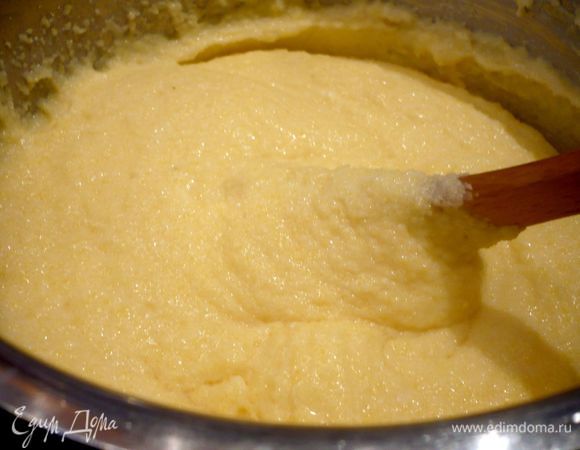 Разогреваем духовку в режиме гриль. Уменьшим огонь до минимума и будем варить, мешая постоянно, нашу поленту около получаса. Затем составим с огня, добавим черный перец, натертый пармезан и сливочное масло. Хорошо перемешаем.