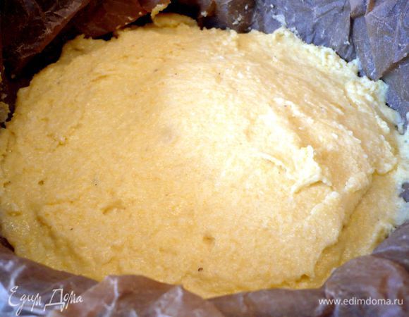 Сразу начинаем выкладывать первый слой поленты в форму, хорошо выравниваем его лопаточкой. 