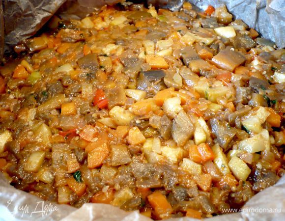 Теперь выкладываем, стараясь не оставлять пустого места, одну третью часть овощного рагу, также выравниваем слой лопаточкой. И так чередуем слои, пока полента не закончится, у меня получилось три слоя поленты и два слоя рагу. 