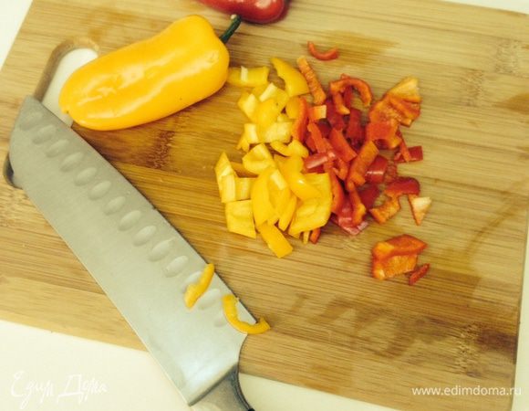Добавить нарезанный сладкий перец.