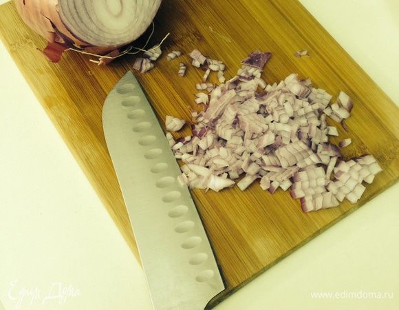 Мелко нашинковать лук шалотт.