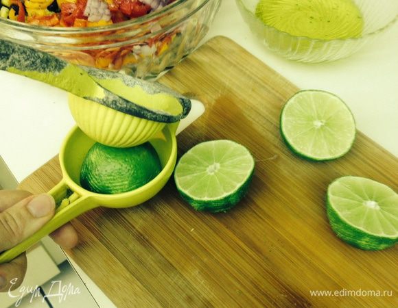 Выдавать сок лаймов и соединить с оливковым маслом.
