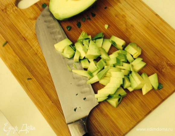 Нарезать мелкими кусочками авокадо.