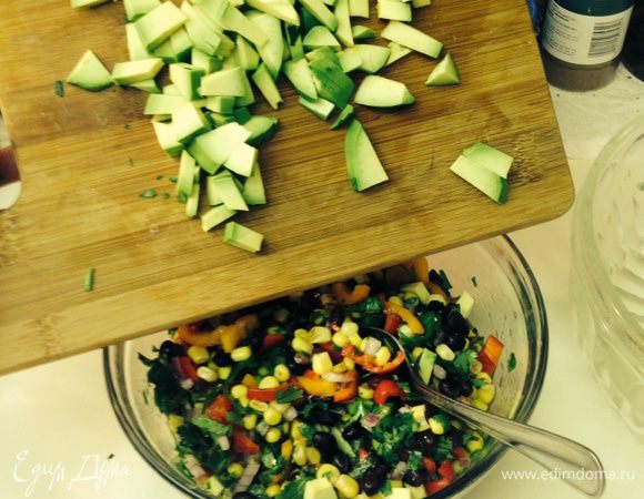 Все ингредиенты соединить; так же добавить петрушку, посолить, поперчить, натереть цедру лайма, щедро полить наш красочный салатик оливковым маслом и соком лайма.