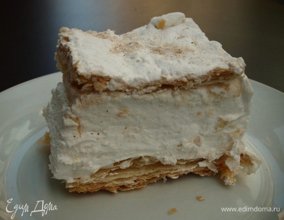 Подаём, отрезав небольшой кусочек. Как вариант, можно сделать глазурь из горького шоколада и не посыпать пудрой.