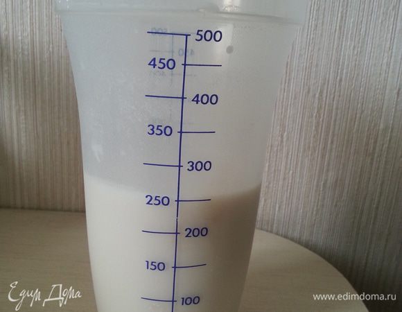 В чуть подогретое молоко добавляем дрожжи, соль, сахар, 1 ст.л. муки в.с., Отставляем в теплое место.