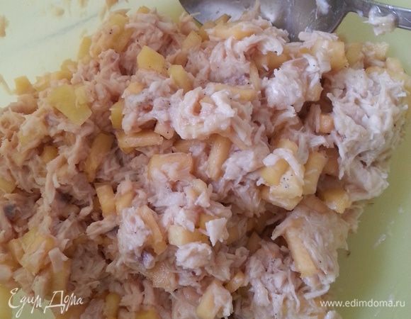 Пока дрожжи начинают работать, занимаемся начинкой: режем кабачок (тыкву) и отварную грудку мелкими кубиками, добавляем мед, перец и хорошо перемешиваем.