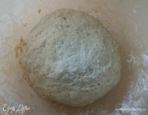 Просеиваем 2 ст. муки ц/з, перетираем со сливочным маслом, добавляем яйцо и молочно-дрожжевую смесь. Начинаем добавлять муку в.с. и замешиваем тесто, обычное дрожжевое для пирожков. Накрываем его и готовим рабочее место.