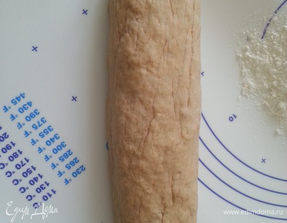 Получившее тесто раскатываем в колбаску, делим на 8 частей, каждую из которых раскатываем под начинку. 