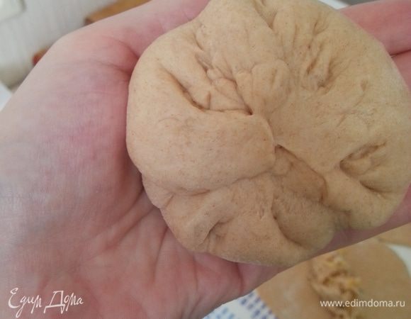 Раскладываем начинку, залепляем и швом вниз укладываем на подготовленный заранее кусочек пергамента (8 шт. размером 4*4см).