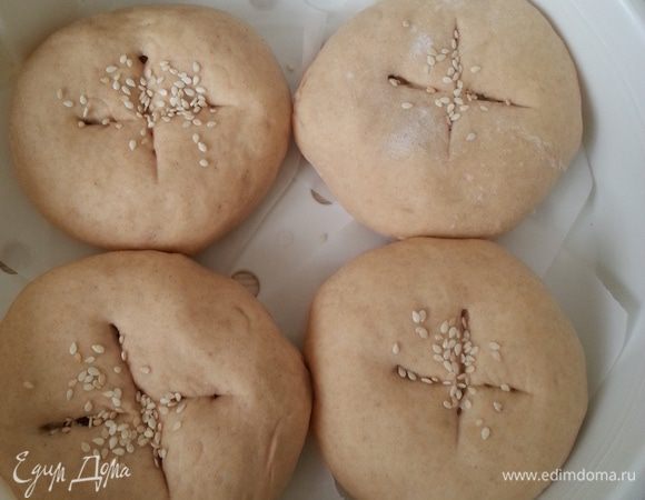 Выкладываем в пароварку или мультиварку вместе с листочками пергамента, надрезаем чуть-чуть, присыпаем кунжутом. Включаем на 40 минут.