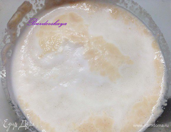 В небольшую миску налить теплое молоко, добавить сахарный песок и дрожжи. Перемешать и поставить молоко с дрожжами (опару) в теплое место примерно минут на 15, чтобы дрожжи начали работать.