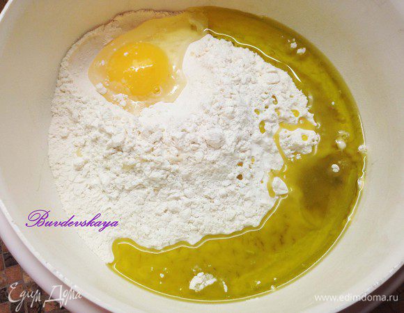 В большую миску просеять муку (400 г)  вместе с солью, добавить яйцо, оливковое масло и опару. Тщательно перемешать и заместить эластичное тесто. При необходимости добавить еще муки (50 гр. или больше), мне не потребовалось. Скатать тесто в шар, накрыть полотенцем и поставить в теплое место подходить на час.