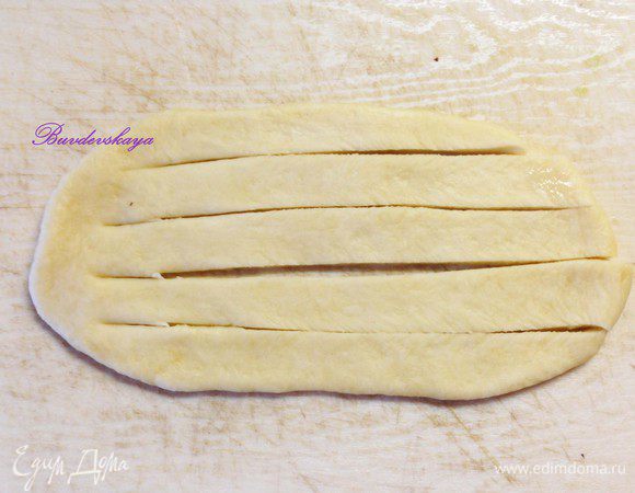 Обмять подошедшее тесто и разделить на 10 равных частей. Раскатать каждую часть в овал (мука на подпыл не требуется !). Отступив от правого края овала 0, 5 см, нарезать на полоски шириной примерно 1 см.