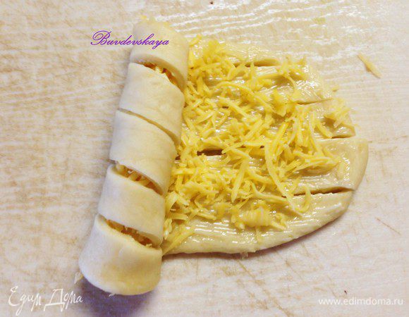 Скатать тесто в жгут по диагонали и свернуть по спирали вокруг своей оси.