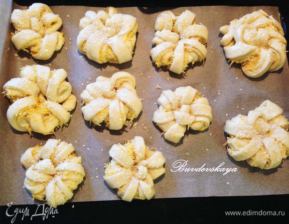 Противень выстелить пергаментом. Выложить на пергамент булочки и дать им расстояться минут 10. Взбить яйцо и смазать им булочки. Посыпать кунжутом и поставить выпекать в предварительно разогретую духовку до 180 градусов на 20-25 минут до образования золотистой корочки. Подавать теплыми с молоком, чаем или кофе. ENJOY !