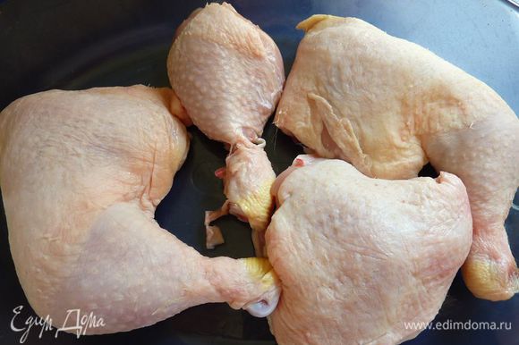 Разогреть духовку на 200 градусов. Промойте курицу хорошо с холодной водой и промокните насухо бумажным полотенцем.