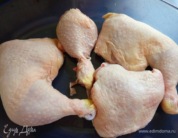 Разогреть духовку на 200 градусов. Промойте курицу  хорошо с холодной водой и промокните насухо бумажным полотенцем.