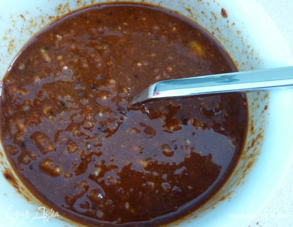 Раздавить чеснок в миску. Добавить паприку, оливковое масло, соль и воду. Должна получится паста похожая на  томатную .