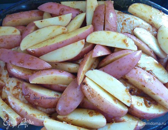 Руками, размазать смесь специй на курицу со всех сторон и под кожей. Также помазать картошку 
Разложить на лук картошку и сверху курицу . Плотно закрыть алюминиевой фольгой и поставить в духовку .
Через полтора часа снять фольгу , увеличьте температуру в духовке на 225 градусов и вернуть  в духовку на 30 минут.
