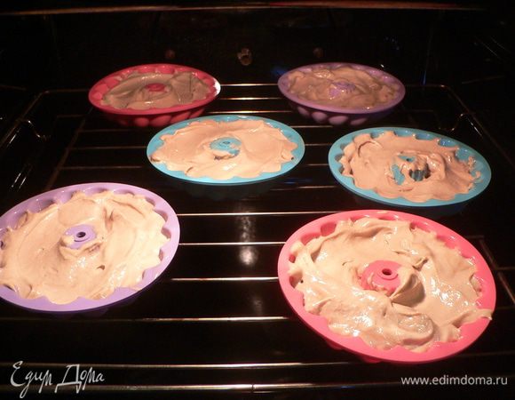 Двумя чайными ложками разложить тесто по формочкам - его будет достаточно, чтобы положить в каждую по 5 чайных ложек. Разровнять поверхность каждого кольца лопаткой и поставить выпекаться в разогретую до 180°С духовку на 12-15минут.