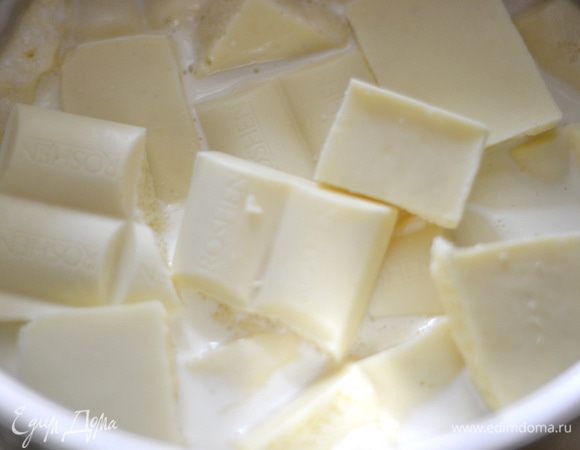 Для начала приготовим крем.Поставить сливки на огонь,добавить ваниль,не доводить до кипения, поломать белый шоколад на кусочки и добавить к сливкам, перемешать, пока шоколад весь не растворится и оставить остывать, не накрывая крышкой. Затем, когда сливки полностью остыли, накрыть емкость крышкой и поставить в холодильник как минимум на часов 8 или же на ночь.