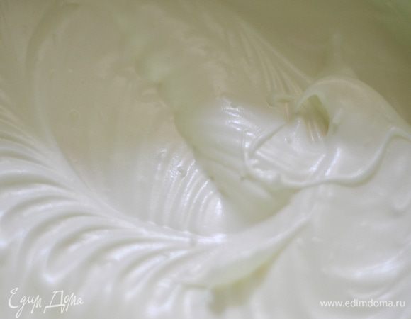 Теперь готовим шоколадный бисквит. Разделяем яйца на белки и желтки. Белки взбиваем с пару каплями лимонного сока и половиной нормой сахара до устойчивых и блестящих пиков, как на меренгу, ЭТО ВАЖНО! иначе бисквит плохо поднимется, добавляя по немного сахарную пудру.