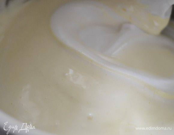 Отдельно взбиваем желтки с остальной половиной нормой сахара до густого крема как минимум минут 10.