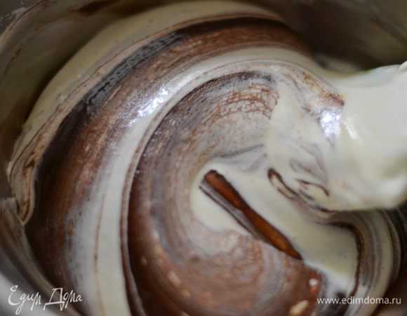 Топим шоколад на водяной бане, добавляем растительное масло. Белки соединяем с желтками, аккуратно мешая лопаткой заворачивающими движениями, смотрим, чтобы яйца не осели. Берем пару ложек взбитых яиц, добавляем к шоколаду и мешаем до однородности.