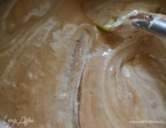 Затем эту смесь выливаем к основным яйцам и очень аккуратно мешаем заворачивающими движениями до однородности. Просеиваем муку, поэтапно всыпаем к тесту, мешаем до однородности,