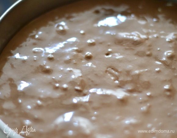 Выливаем тесто в форму, застеленную пергаментом и выпекаем в духовке при температуре 180 градусов минут 45,выключаем духовку и оставляем там бисквит еще на минут 10.