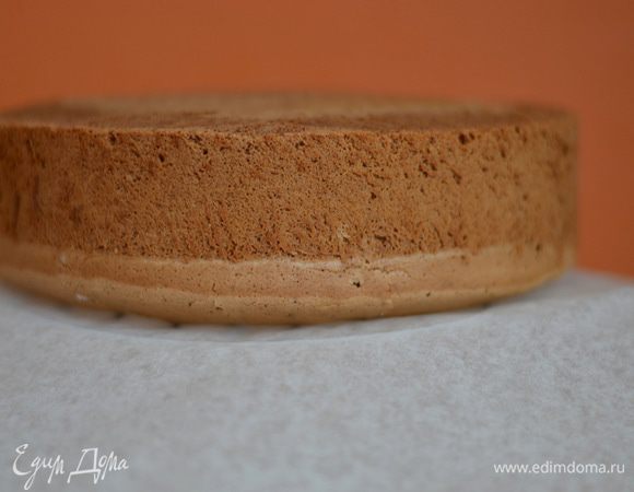 Достать форму из духовки и перевернуть на ровную поверхность,так выровняется верхушка, остудить. Аккуратно ножом пройтись по бокам формы и остудить уже полностью бисквит на решетке.