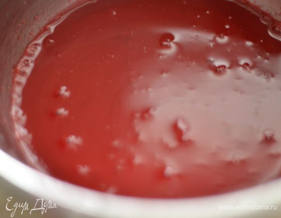 В мисочку насыпать крахмал и вылить немного жидкости от вишни, перемешать. Вишню взбить ручным блендером до однородности и вылить разбавленный крахмал. Варить до загустения. Джем должен получиться густоватым.