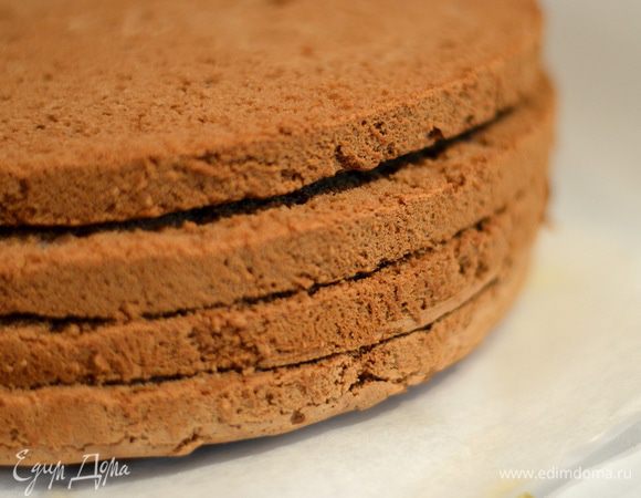 Сборка торта. Бисквит, перед тем как резать, отправьте в морозилку на 30-60 минут. Разрезать на 3-4 ровных коржа.