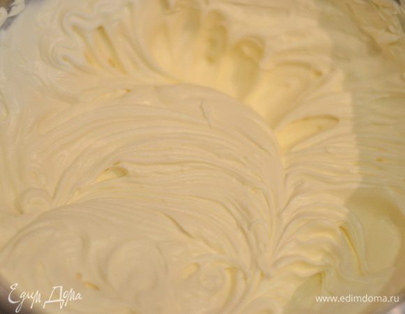 Сливки с шоколадом достать из холодильника и начиная на малых оборотах взбивать,взбивается такой крем дольше обычных сливок, как только сливки загустели, добавьте ликер (желательно холодный), немного взбейте, крем готов.