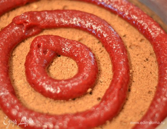 В охлажденный джем добавить немного вишневого ликера, перемешать. В разъемную форму поместить один корж, пропитать или сиропом (100 г воды соединить со 100 г сахара, проварить до растворения сахара, добавить по вкусу вишневый ликер, или же просто вишневым ликером. Взять два кондитерских мешка с круглой насадкой. В один выложить ванильный крем, в другой-вишневый джем.Выдавливаем сначала вот такие круги из вишневого джема.