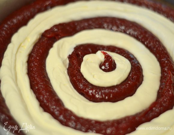 Затем круги из ванильного крема. Накрываем коржом,пропитываем его.