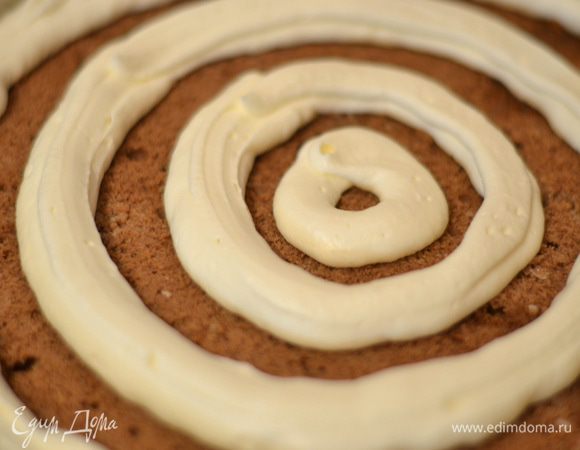 Теперь уже круги с ванильным кремом,а пустые круги заполняем вишневым джемом и так все коржи. Верхний корж смазываем кремом (крем еще останется, отправить его в холодильник) и отправляем в холодильник для пропитки, застывания и охлаждения крема. Затем достаем торт из холодильника, берем фен, обдуваем горячим воздухом по бокам кольца, аккуратно освобождаем торт от него и украшаем оставшимся кремом бока и верх тортика.