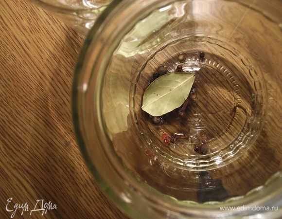 Банки простерилизовать, в каждую банку добавить по 1 ч.л. растельного масла и уксуса.