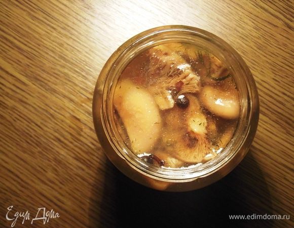 Вместе с маринадом переливаем грибы в банки и закрываем крышкой.