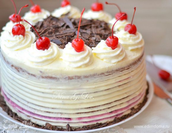 Украсить торт взбитыми сливками, коктейльной вишней.и стружкой из черного шоколада.