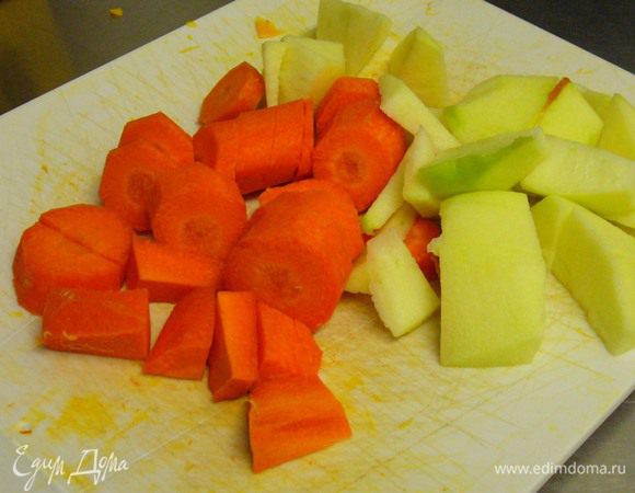 Очищенные морковь и яблоко режем крупными кусочками.