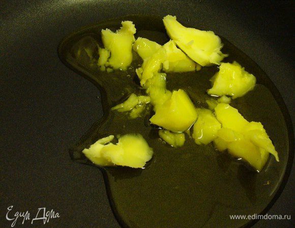 На разогретой сковороде растапливаем гхи и прогреваем с оливковым маслом.