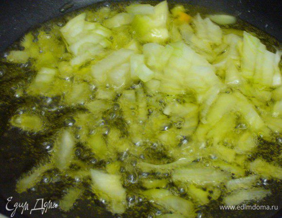 Обжариваем на смеси масел мелко нарезанную луковицу до прозрачного состояния.