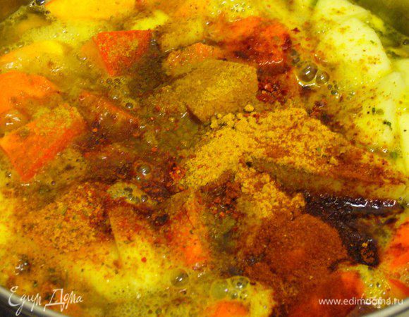 Добавляем карри, чили и паприку. Варим минут 15.