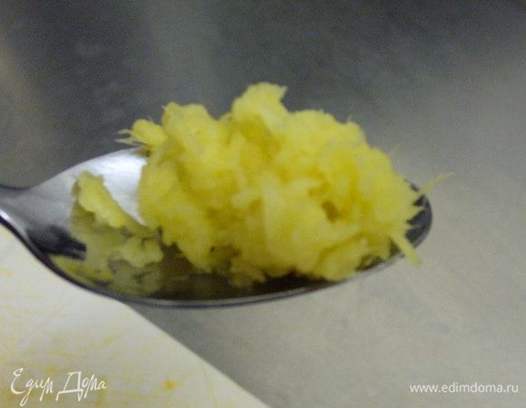 Пока варятся овощи, натираем на мелкой тёрке корень имбиря. Отправляем в суп.