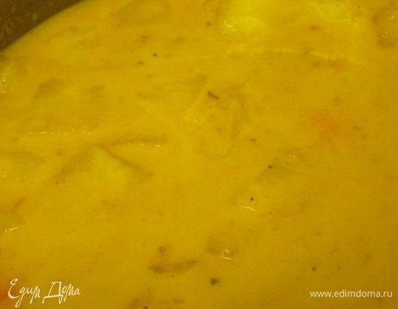 Когда овощи полностью проготовятся, добавляем мускатный орех и кокосовое молоко. Даём закипеть и тут же снимаем с огня.