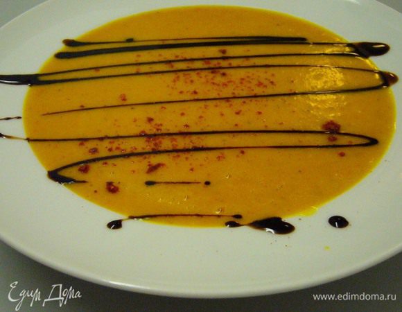 Взбиваем суп погружным блендером. Проверяем на соль. Подаём, украсив бальзамическим соусом и небольшим количеством чили.